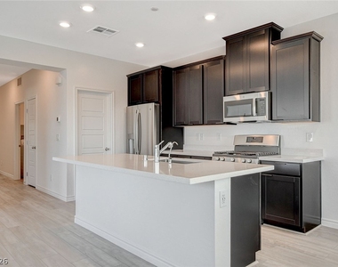 275 Callen Falls Avenue - Photo Thumbnail 10
