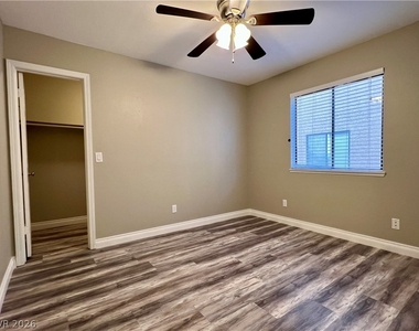 5576 W Rochelle Avenue - Photo Thumbnail 12