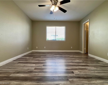 5576 W Rochelle Avenue - Photo Thumbnail 5