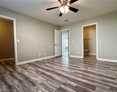 5576 W Rochelle Avenue - Photo Thumbnail 6