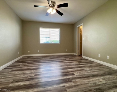 5576 W Rochelle Avenue - Photo Thumbnail 4