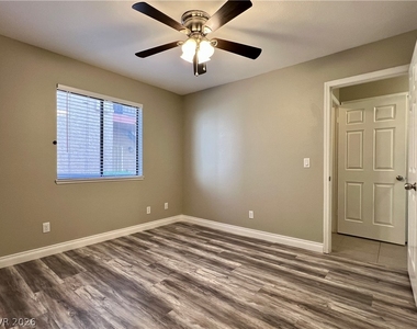 5576 W Rochelle Avenue - Photo Thumbnail 11