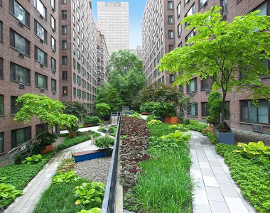425 East 63rd Street - Photo Thumbnail 8