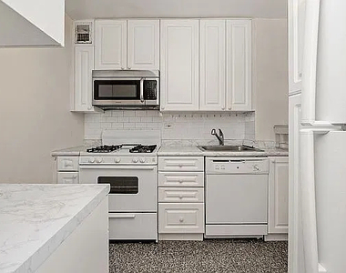 425 East 63rd Street - Photo Thumbnail 4