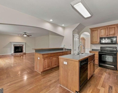 6031 Burnt Hickory Trail - Photo Thumbnail 12