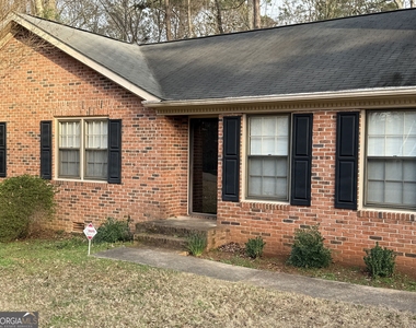 1030 Cherokee Circle - Photo Thumbnail 3