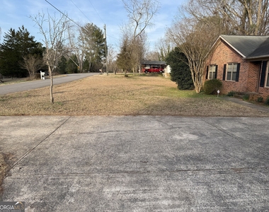 1030 Cherokee Circle - Photo Thumbnail 2