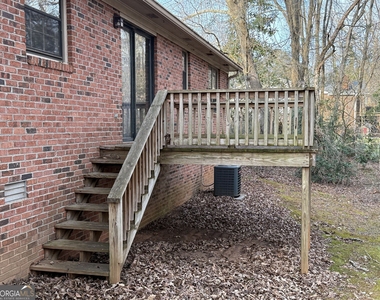 1030 Cherokee Circle - Photo Thumbnail 4