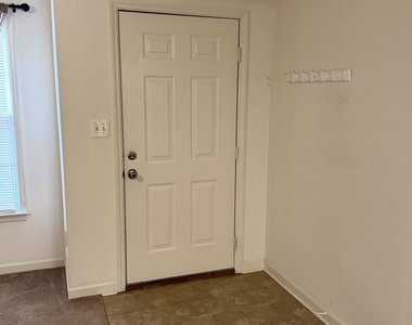 1030 Cherokee Circle - Photo Thumbnail 7