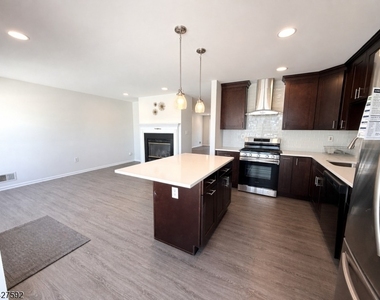 111 Columbus Dr - Photo Thumbnail 6