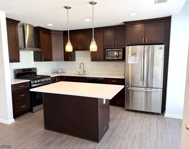 111 Columbus Dr - Photo Thumbnail 7