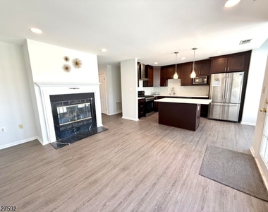 111 Columbus Dr - Photo Thumbnail 4