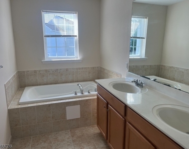 275 Winding Hill Dr - Photo Thumbnail 10