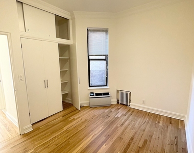 East 83rd Street - Photo Thumbnail 3