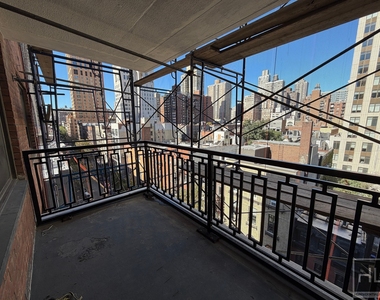 E 82 St - Photo Thumbnail 6