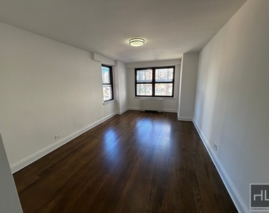 E 82 St - Photo Thumbnail 4