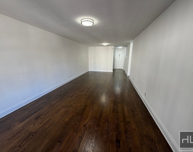 E 82 St - Photo Thumbnail 2