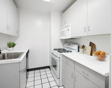 E 52nd St - Photo Thumbnail 1