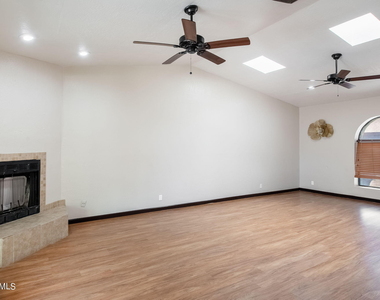 4662 W Kings Avenue - Photo Thumbnail 9