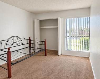 7905 N 61st Avenue - Photo Thumbnail 7