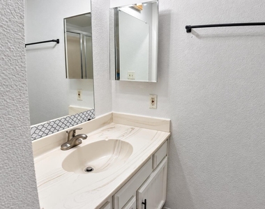7905 N 61st Avenue - Photo Thumbnail 9