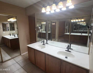 9126 W Maui Lane - Photo Thumbnail 10
