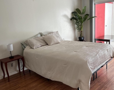 3871 Via Poinciana - Photo Thumbnail 8
