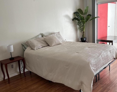 3871 Via Poinciana - Photo Thumbnail 7