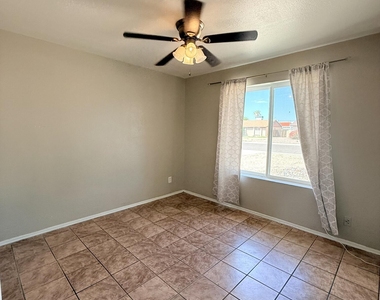 2913 W Woodridge Drive - Photo Thumbnail 15