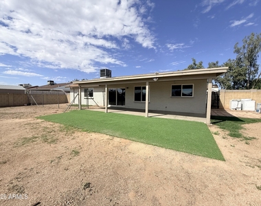 2913 W Woodridge Drive - Photo Thumbnail 19