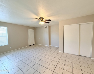 2913 W Woodridge Drive - Photo Thumbnail 12