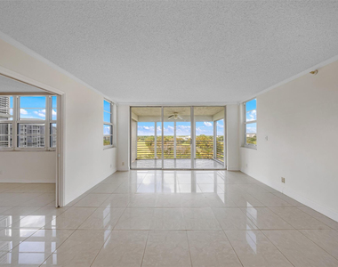 625 Oaks Drive - Photo Thumbnail 1