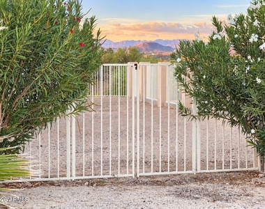 80 W Monte Cristo Drive - Photo Thumbnail 12
