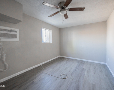 7153 N 62nd Avenue - Photo Thumbnail 8