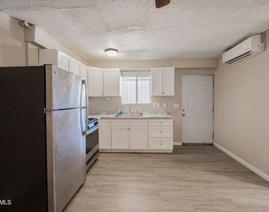 7153 N 62nd Avenue - Photo Thumbnail 5
