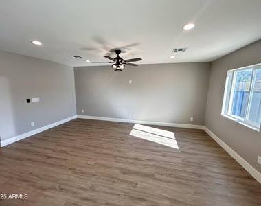 833 W Dobbins Road - Photo Thumbnail 3