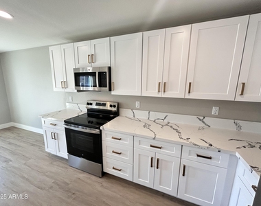 833 W Dobbins Road - Photo Thumbnail 7
