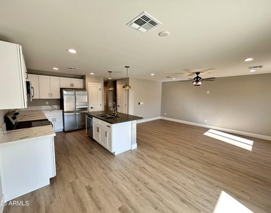 833 W Dobbins Road - Photo Thumbnail 2