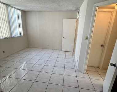 216 Lake Pointe Drive - Photo Thumbnail 9