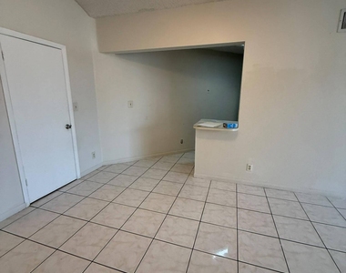 216 Lake Pointe Drive - Photo Thumbnail 3