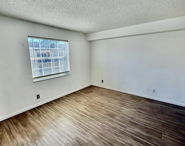 1130 Lake Shore Drive - Photo Thumbnail 9