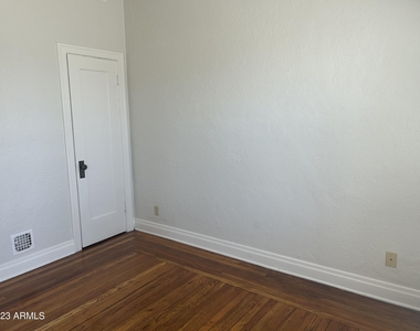 902 E Palm Lane - Photo Thumbnail 12