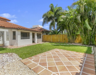 13477 Fountain View Boulevard - Photo Thumbnail 16