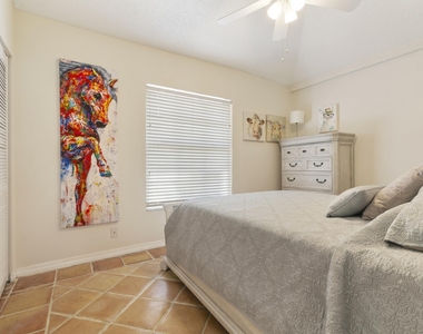13477 Fountain View Boulevard - Photo Thumbnail 8
