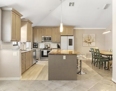 13477 Fountain View Boulevard - Photo Thumbnail 2