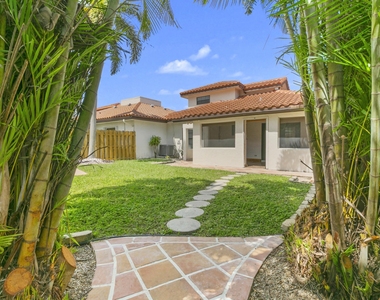 13477 Fountain View Boulevard - Photo Thumbnail 17