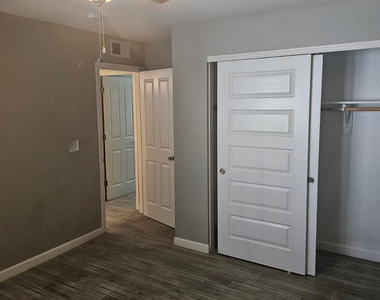935 E Roma Avenue - Photo Thumbnail 13