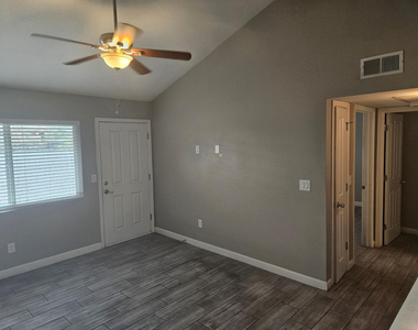 935 E Roma Avenue - Photo Thumbnail 3