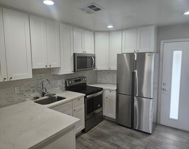 935 E Roma Avenue - Photo Thumbnail 6