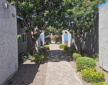 935 E Roma Avenue - Photo Thumbnail 20